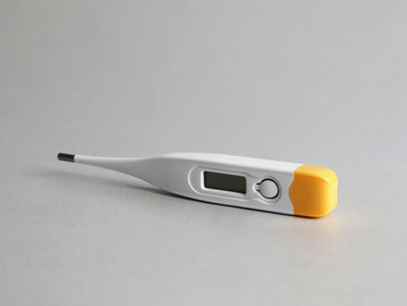 Weisses Fieberthermometer als Symbol für Urlaubskrankheit und die gesundheitlichen Folgen von Dauerstress.