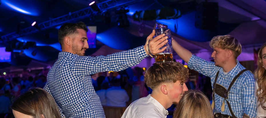 Heiner Wiesn Oktoberfest Darmstadt zu prosten mit Maß