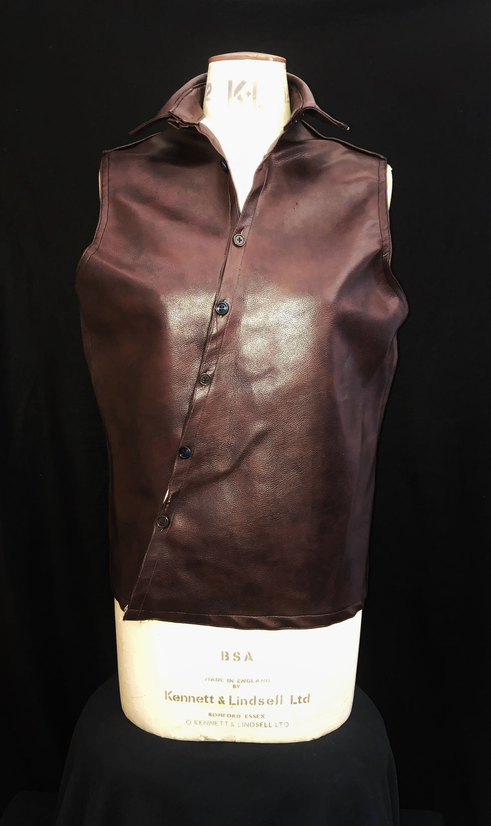 Chemise sans manche en cuir avec une boutonnière de travers. Cuir de protection de siège.