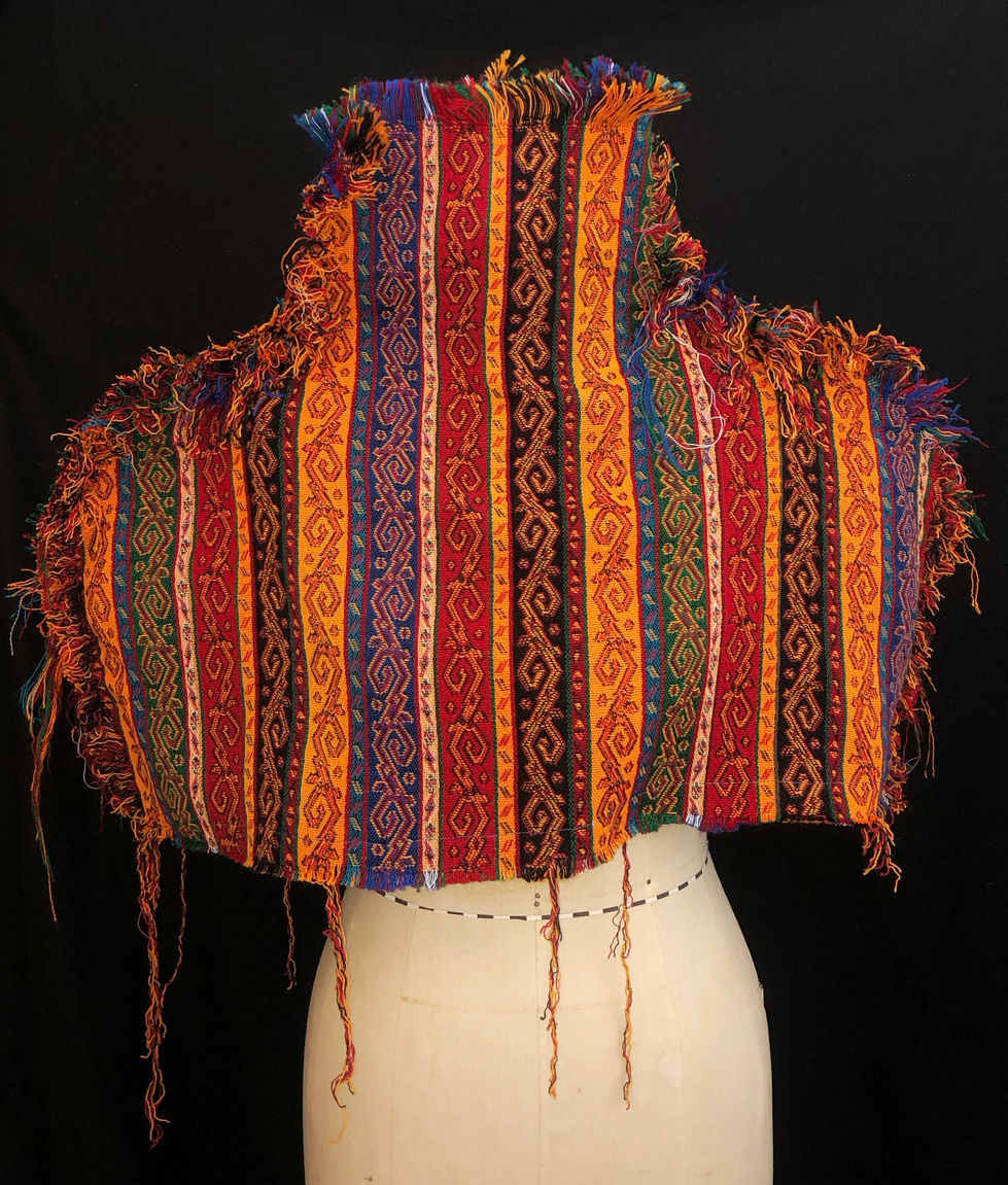 Pantalon Haut sans manche se posant sur les épaules crop-top. Tapis coloré à motif repris avec franges sur les bords.