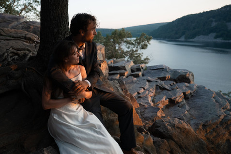bride and groom at devils lake state park