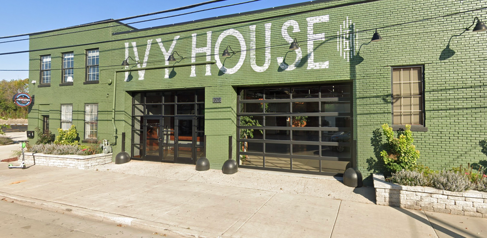 exterior of ivy house milwaukee wedding venue