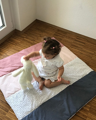 Krabbeldecke_rosa_grau_Babyzimmer_2_bati