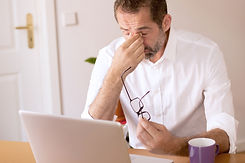 white_man_stressed_l_43563366.jpg