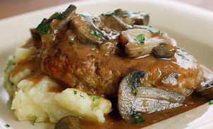 Placky z hovězího masa s houbovou omáčkou při hubnutí