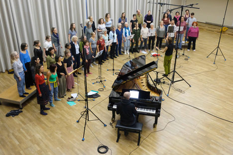 Choeur Shante et Asparagus & Melon Voices & solistes
en session d'enregistrement avec Robert Torche, Fanny Anderegg et Vincent Membrez