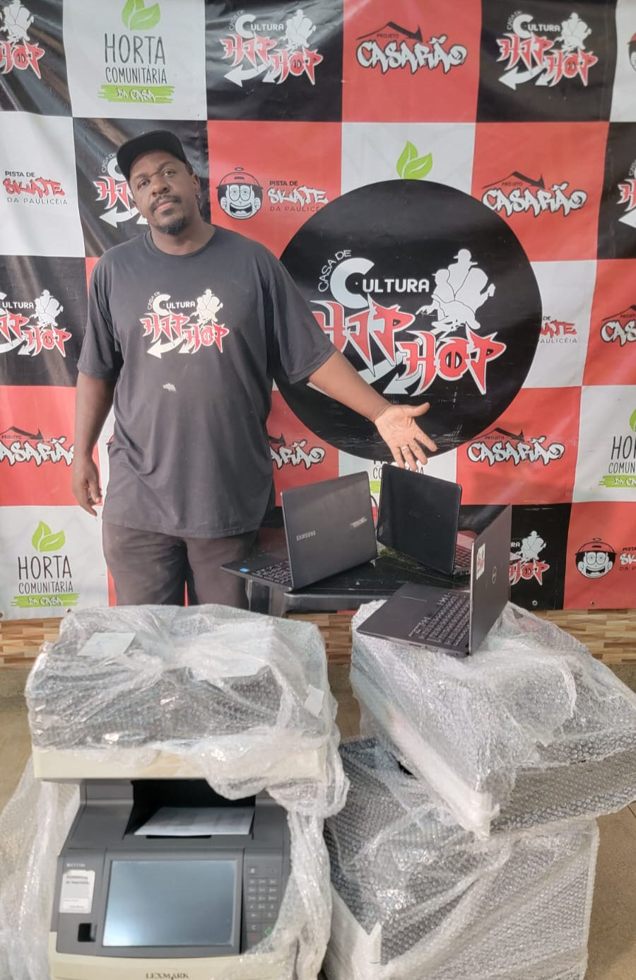 Ubirajara Sabino (Bira) na Casa do Hip-Hop recebendo os equipamentos cedidos pela Tools Digital Services