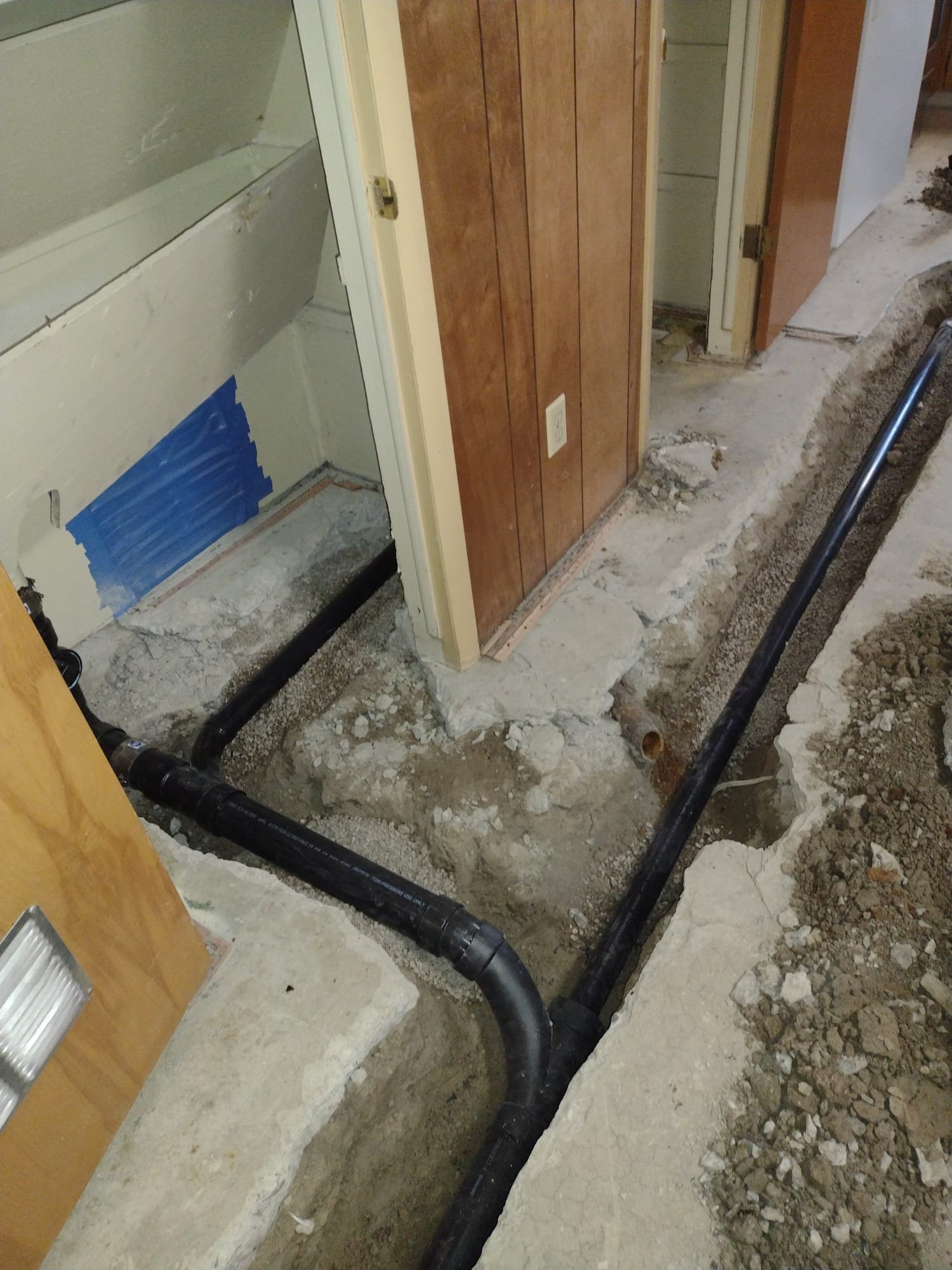 Image shows a pristine lawn above a newly installed trenchless sewer line. Minimal ground disturbance highlights the clean, efficient process of trenchless sewer line replacement and repair, preserving landscaping.