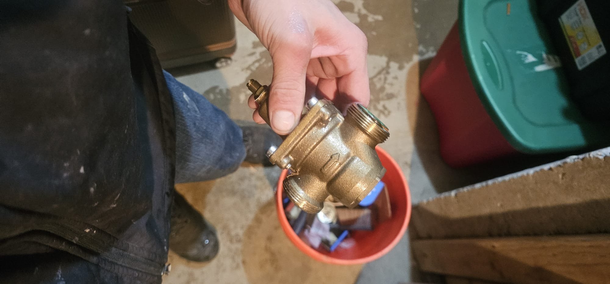 Image depicts a before-and-after scenario of laundry in a commercial setting. On the left, dingy, smoke-damaged linens emit a visible musty odor cloud. On the right, bright, clean linens are shown, with a subtle, fresh scent trail emanating upwards, symbolizing successful smoke recovery and odor elimination. Text overlay highlights 'Fresh Laundry, No Musty Smells' and 'Commercial Smoke Recovery Solved'.