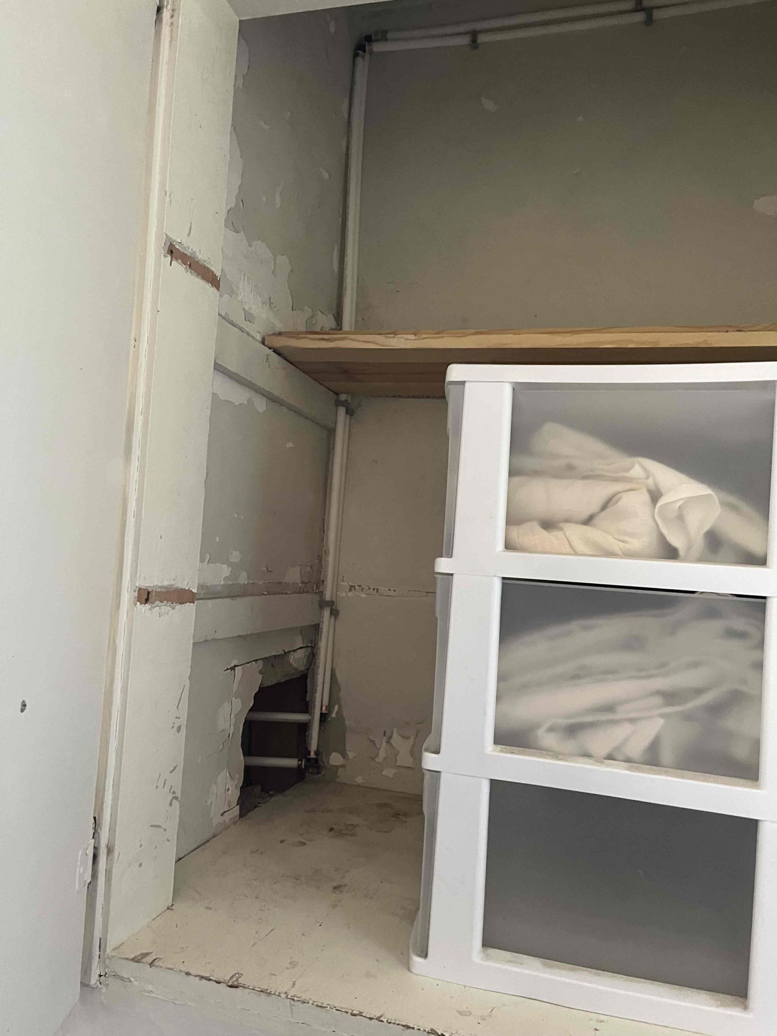 Sparkling clean floors reflect light in a bright, inviting living room, post-professional cleaning. A price list for both standard floor cleaning and emergency flood cleanup services is subtly displayed, ensuring transparency and peace of mind for homeowners.