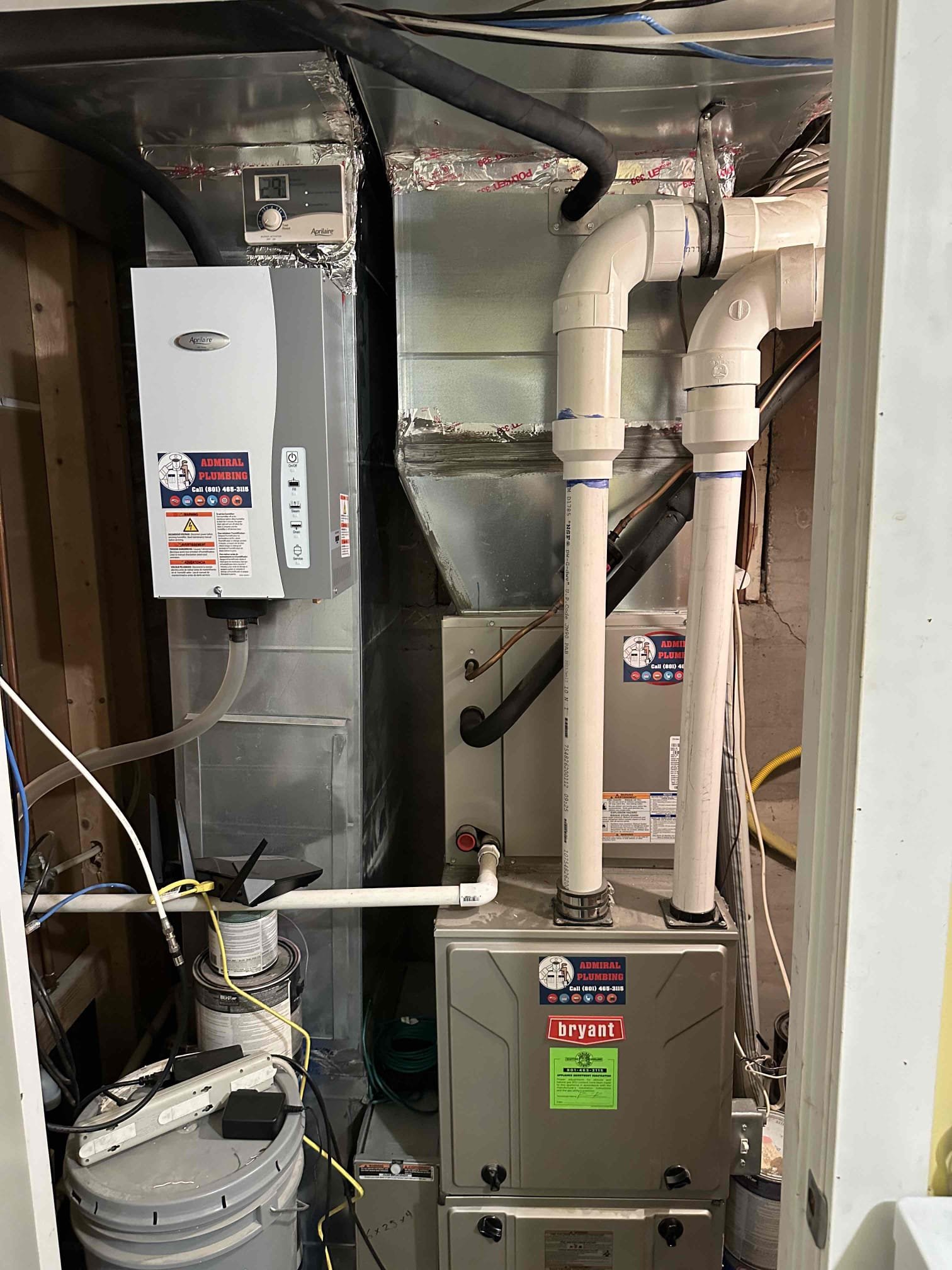 Image depicting smart climate control devices, including odor control units and moisture control solutions, showcasing a modern and healthy indoor environment.