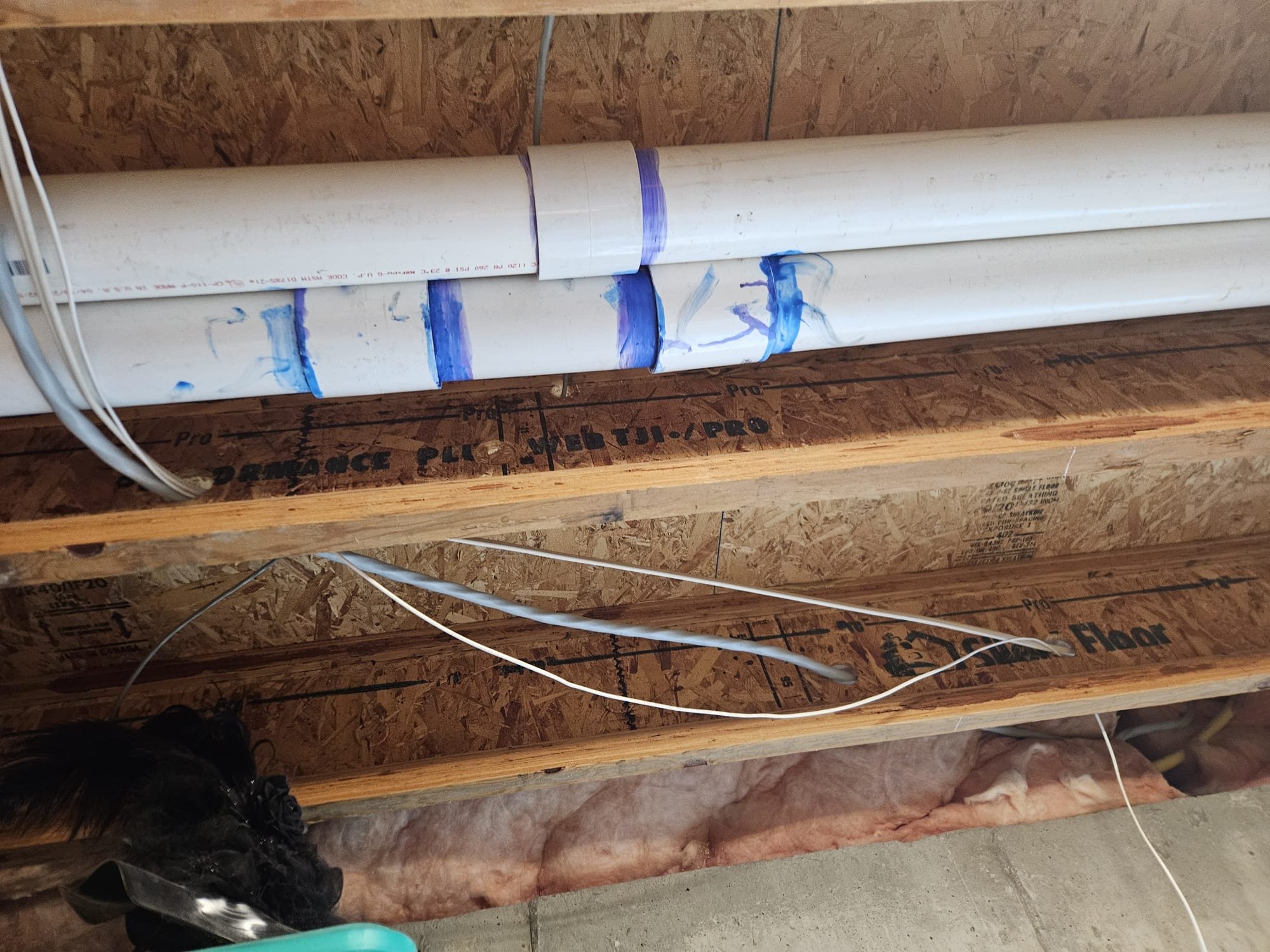 A technician swiftly repairs an air conditioner, offering immediate relief from the heat. Visual emphasis on cool air flowing, highlighting fast and reliable emergency AC repair service.