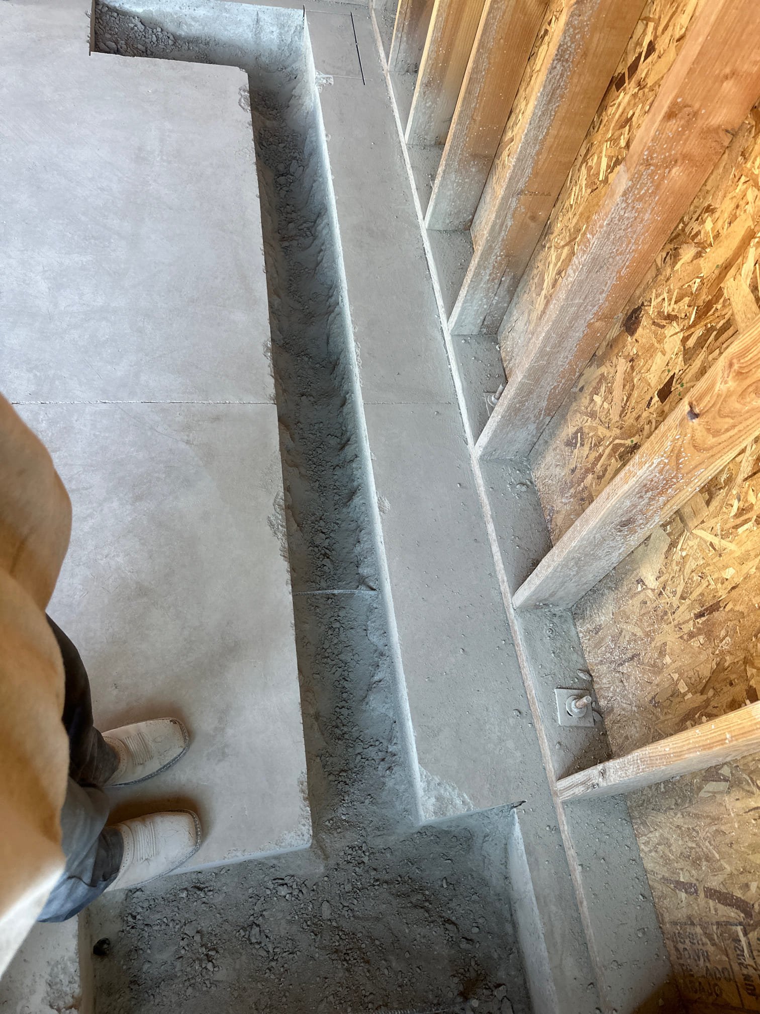 Image of a clean, unclogged sewer pipe after main sewer repair service in Miami. Clear water flows smoothly, symbolizing efficient drainage and avoiding costly future main sewer line clog repair.