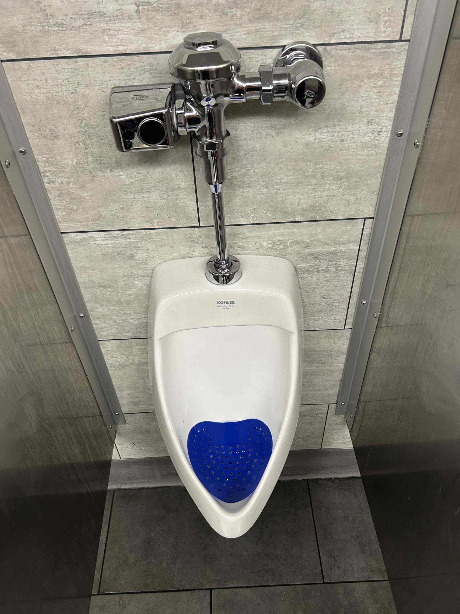 Clean, bright bathroom after licensed mold remediation. Spotless surfaces highlight professional installation and ongoing maintenance, ensuring a healthy, mold-free home.