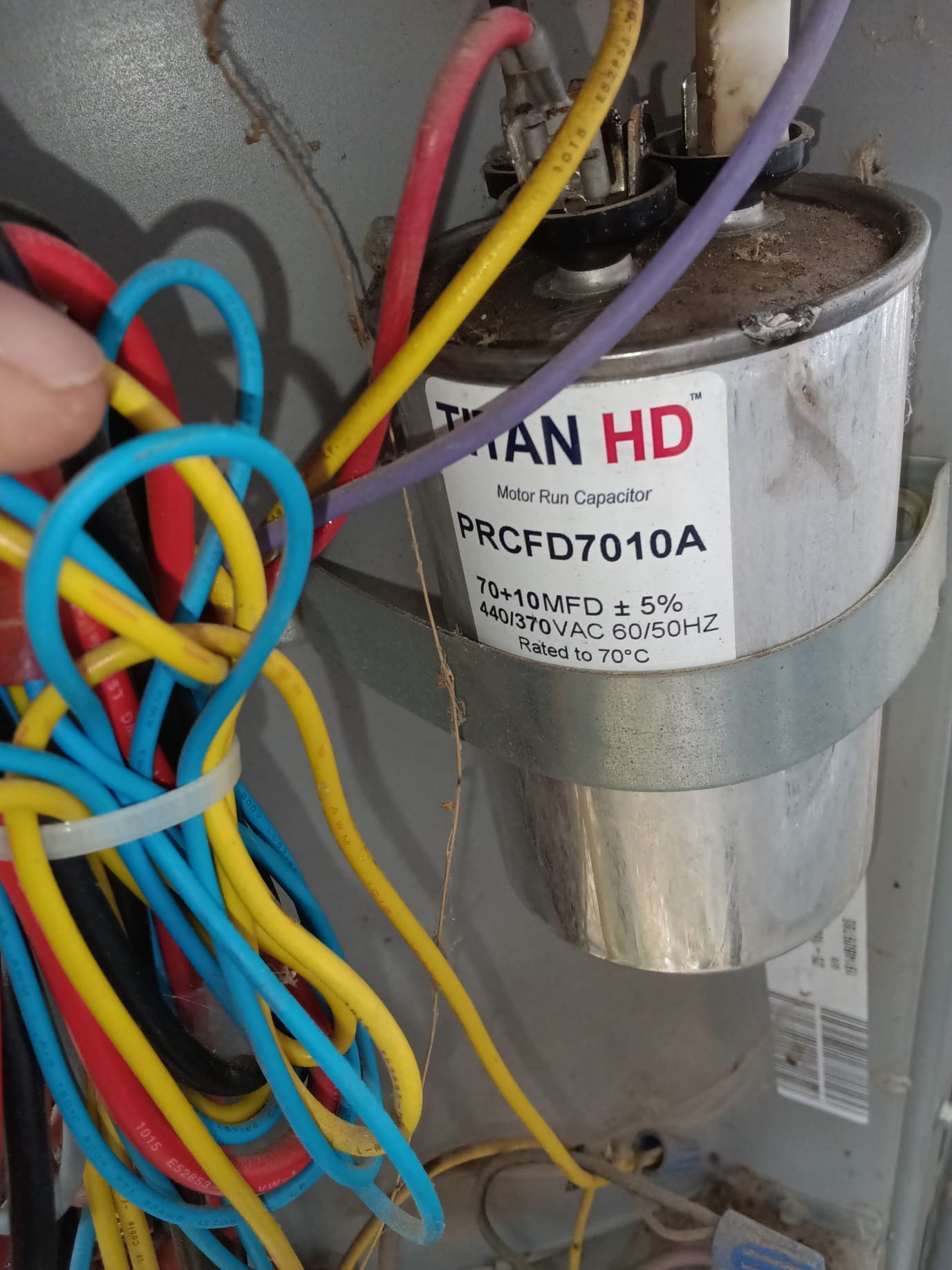Image of a technician in a clean uniform efficiently servicing a commercial HVAC unit on a sunny rooftop. The clear blue sky symbolizes reliable, worry-free climate control for your business. A nearby building shows comfortable workers inside, suggesting improved productivity through expert heating and air conditioning repair.