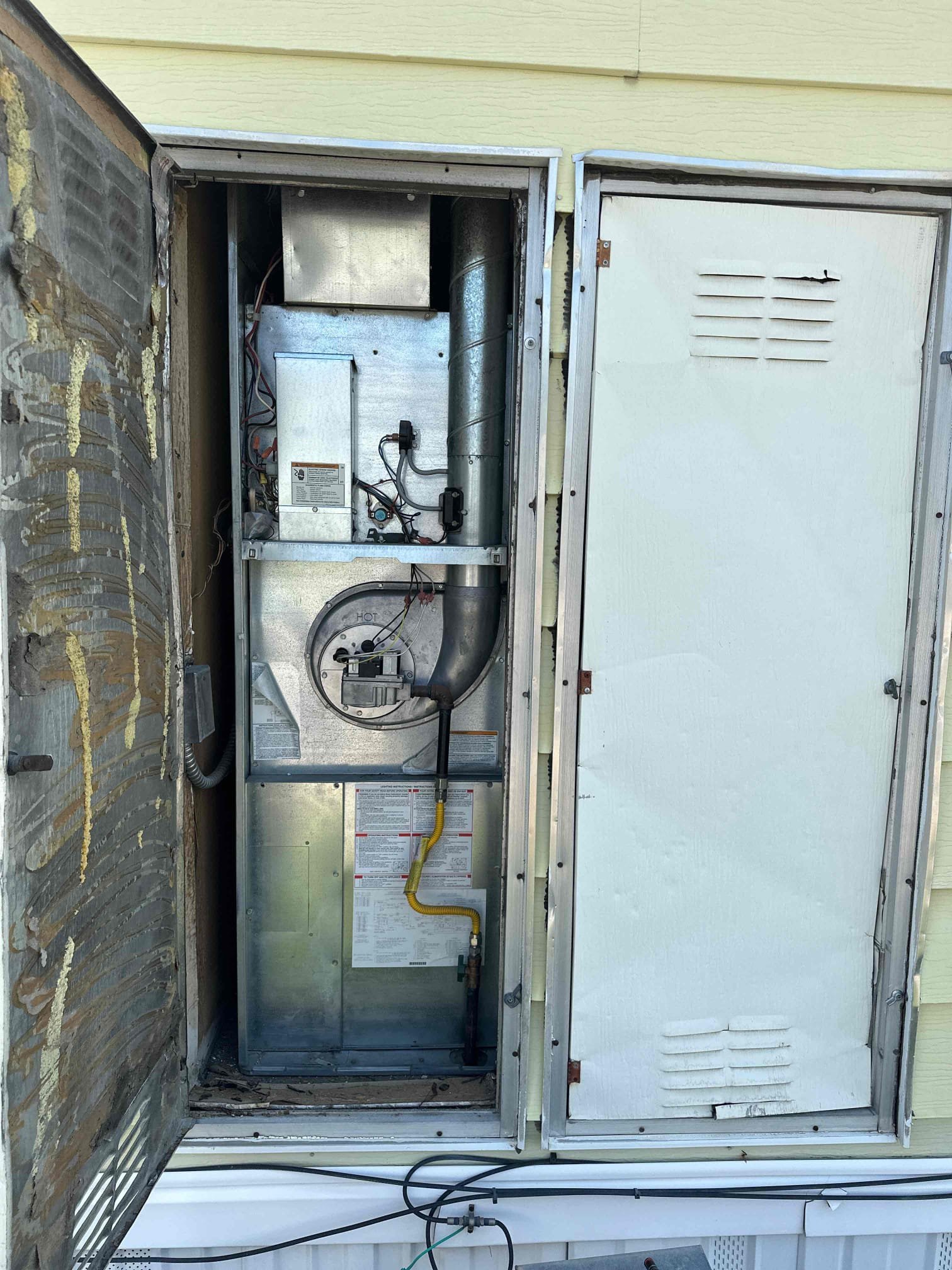 An energy-efficient Rheem electric furnace provides consistent warmth in a mobile home. Call for 24-hour residential furnace tune-ups to ensure optimal performance and savings.