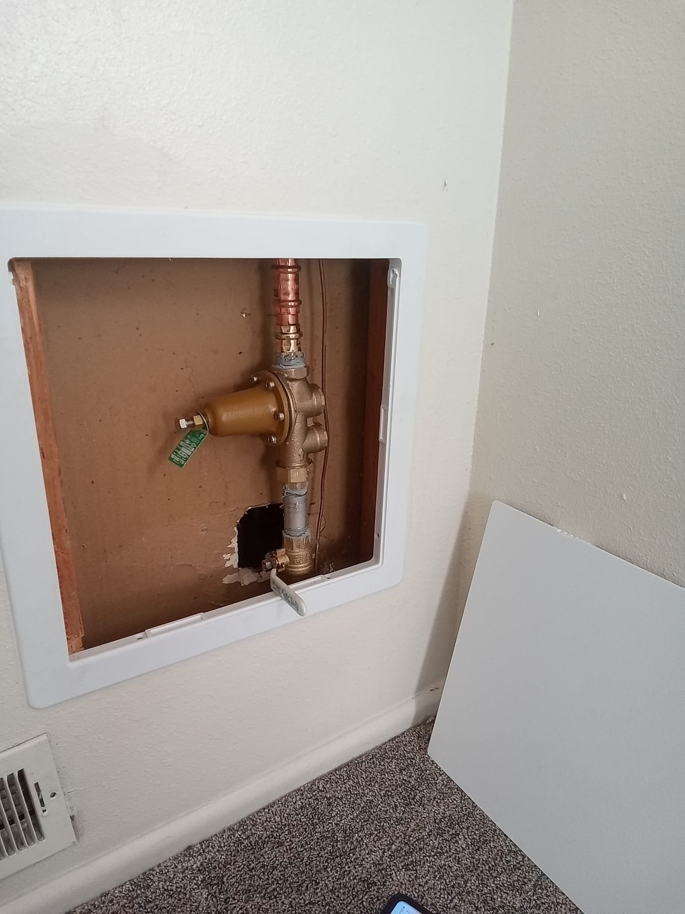 Plumbing water heater with clean, rust-free pipes ensures a reliable hot water supply. Image shows a modern, efficient water heater, highlighting the benefits of consistent temperature and reduced energy costs for your home.