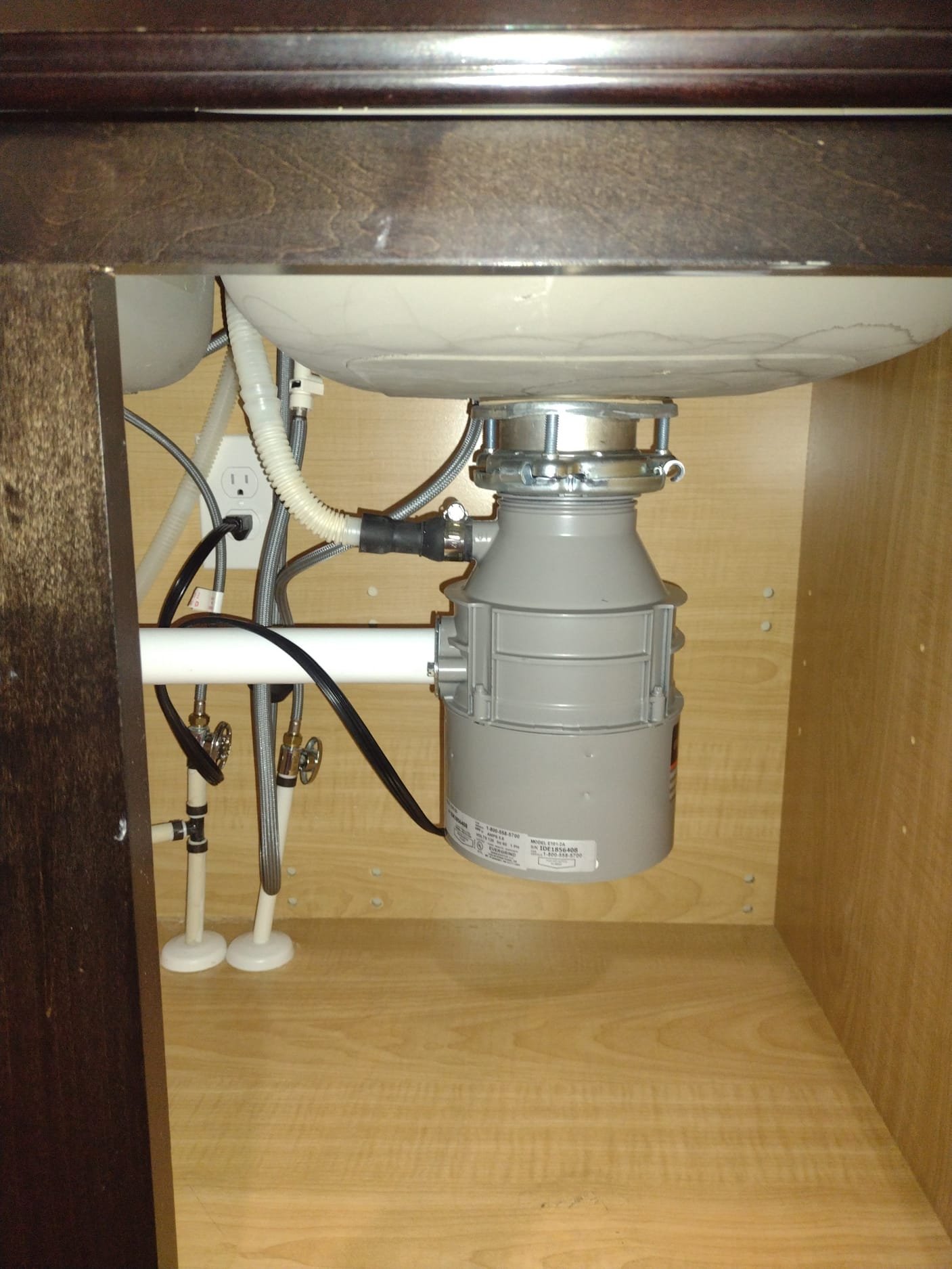 Sparkling clean kitchen sink, drain clear and free of debris, suggesting easy maintenance. Nearby, a gleaming bathtub hints at mold-free surfaces, achieved with a similar cleaning approach. The image promotes the effectiveness of a comprehensive cleaning solution for various household sinks and tubs.