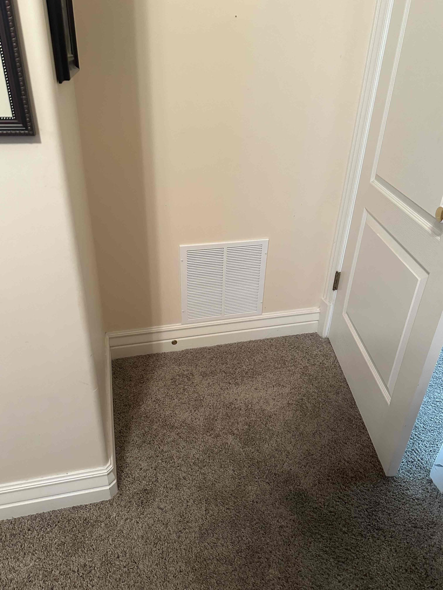 A professionally installed ductless HVAC system provides efficient, targeted cooling, while a nearby RO system ensures clean, purified water, creating a comfortable and healthy home environment.