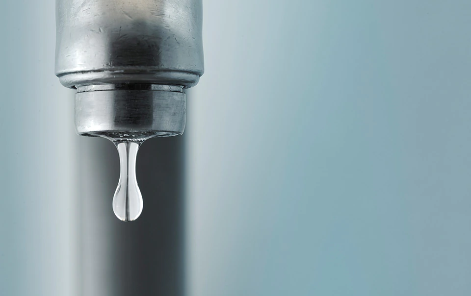 close-up-faucet-with-water-dripping-out