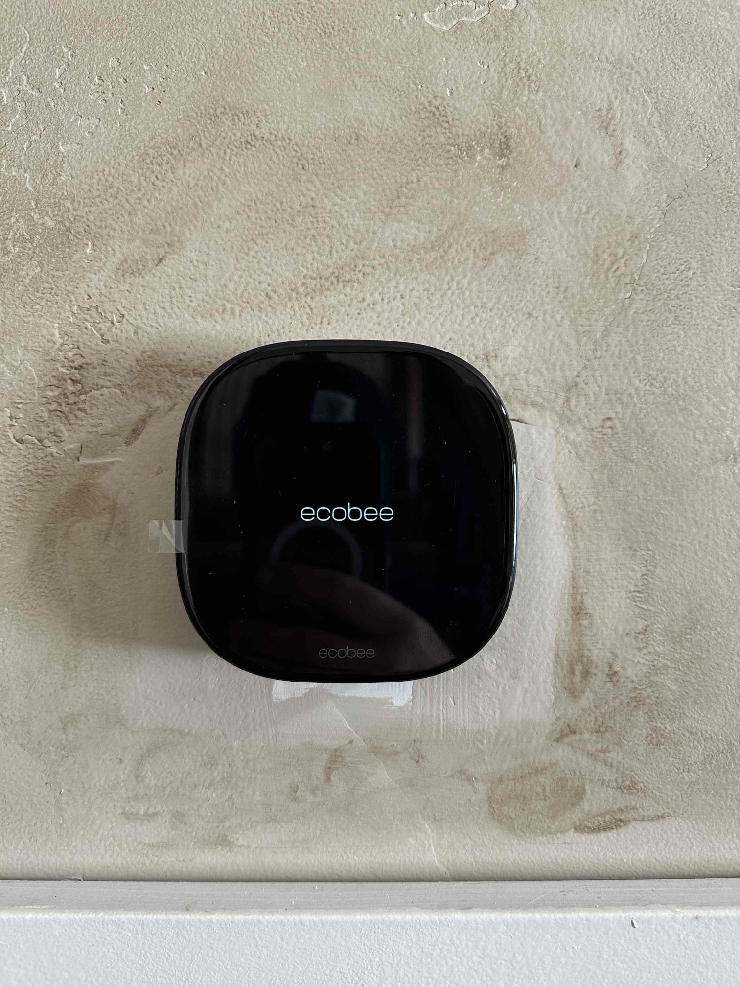 High voltage smart thermostat with a clear digital display, designed for shop thermostats. Its simple 2-wire programmable setup emphasizes ease of installation and use. The screen prominently shows energy savings, highlighting its efficiency.