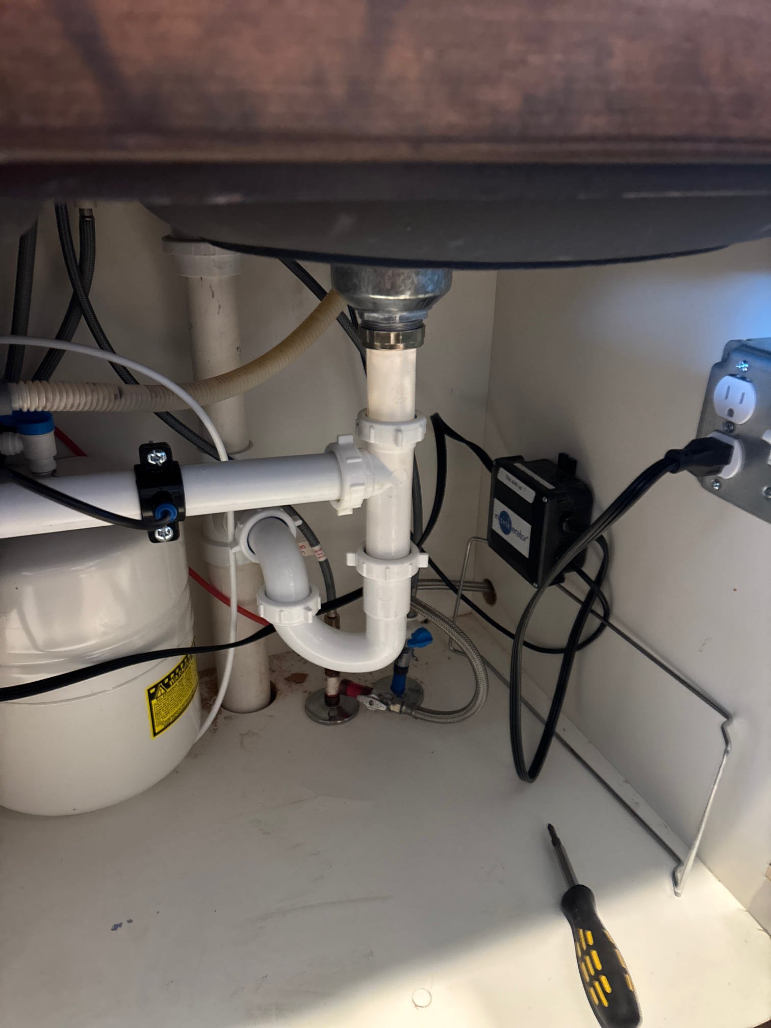 Close-up of a sparkling clean bathtub and sink, highlighting the effectiveness of the 'best bathroom mould cleaner'. Surfaces are spotless and free of mould, showcasing the product's ability to act as a 'bathtub sink cleaner' and 'best bathroom cleaner for mold'.