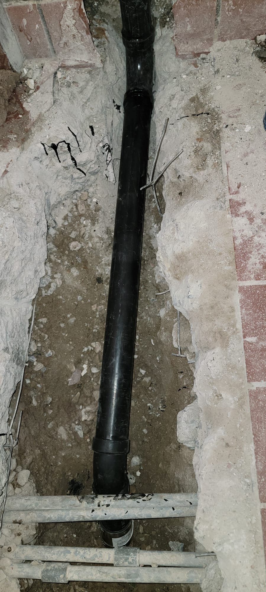 Clean basement ceiling, free from mold, after expert water damage repair. Get a free estimate to protect your home and family. Image shows a bright, dry, and healthy basement ceiling, emphasizing the benefits of professional repair.