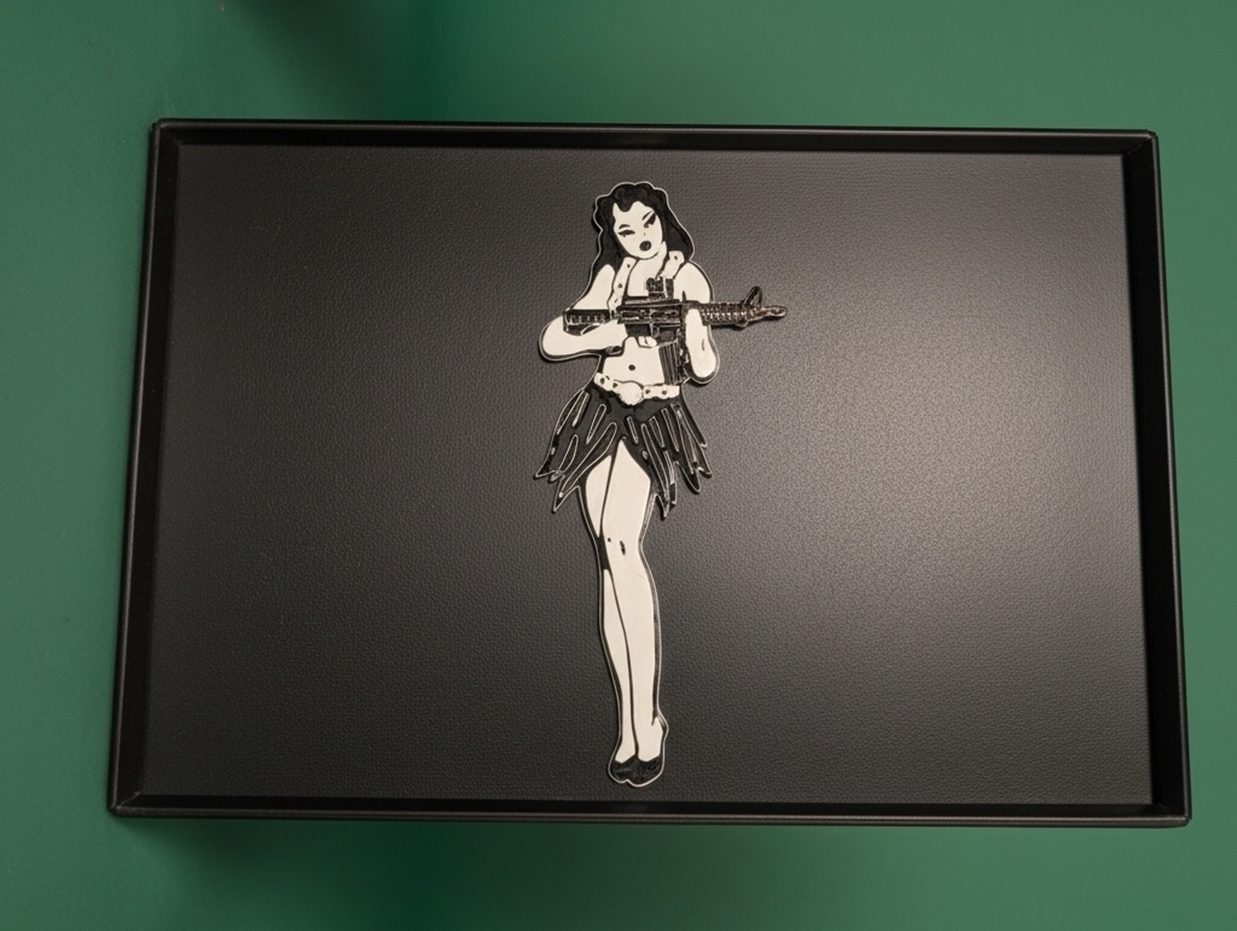BLACK AND WHITE HULA DUMP TRAY