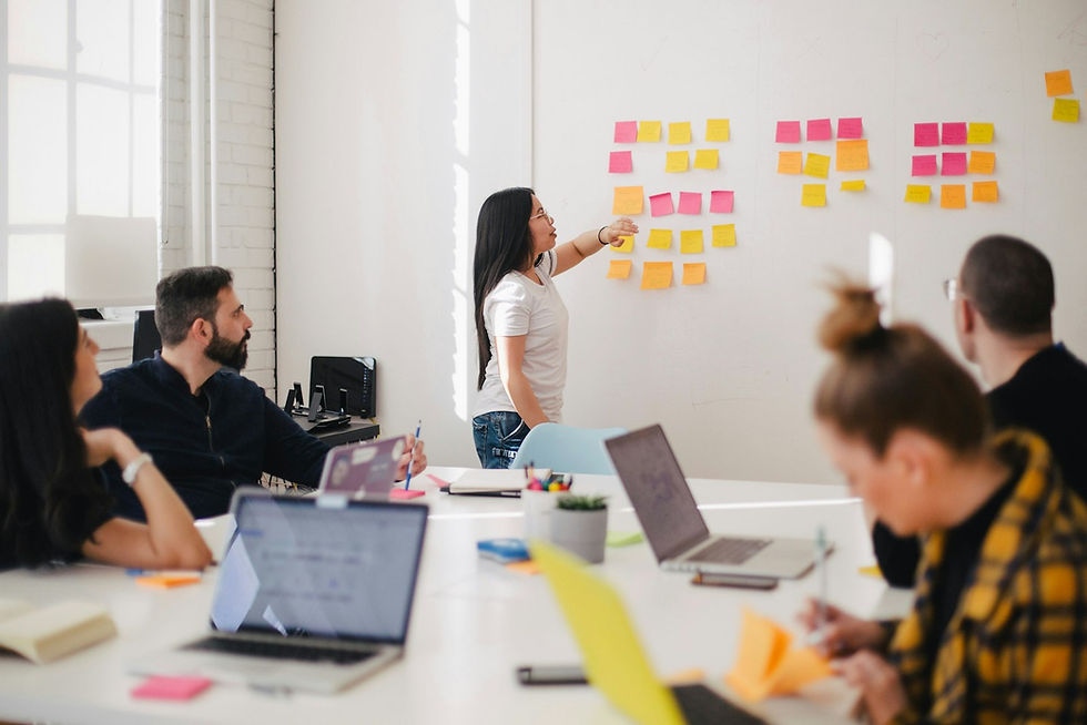 Atelier SEO a Lyon avec une equipe marketing de PME autour d'un tableau