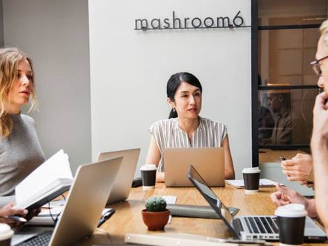 Finance, ingéniérie, bricolage... comment ces secteurs tentent d'attirer les femmes