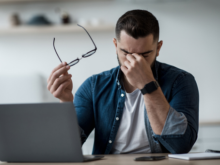 Ardor ocular e o tempo de exposição às telas: como equilibrar essa relação.