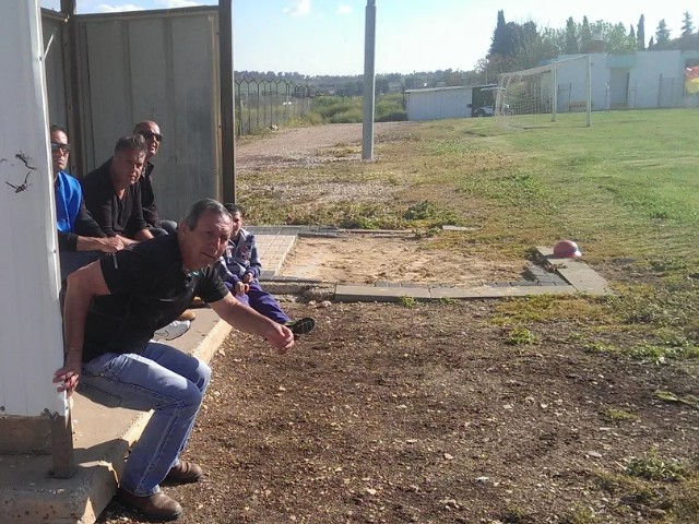 מוטי עייש וספסל חצור מייד לאחר השער של בוחבוט.