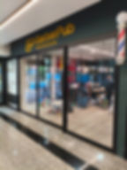 Fachada comercial com porta de correr de alumínio integração ambiente interno e externo