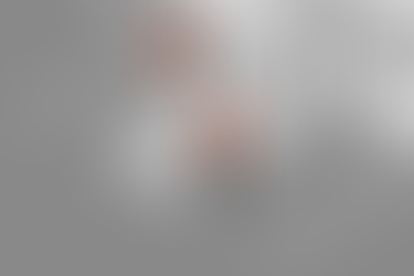 Två människor brevid en elbil som är övertäckt med en brandfilt