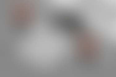 Två människor drar en brandfilt över en elbil