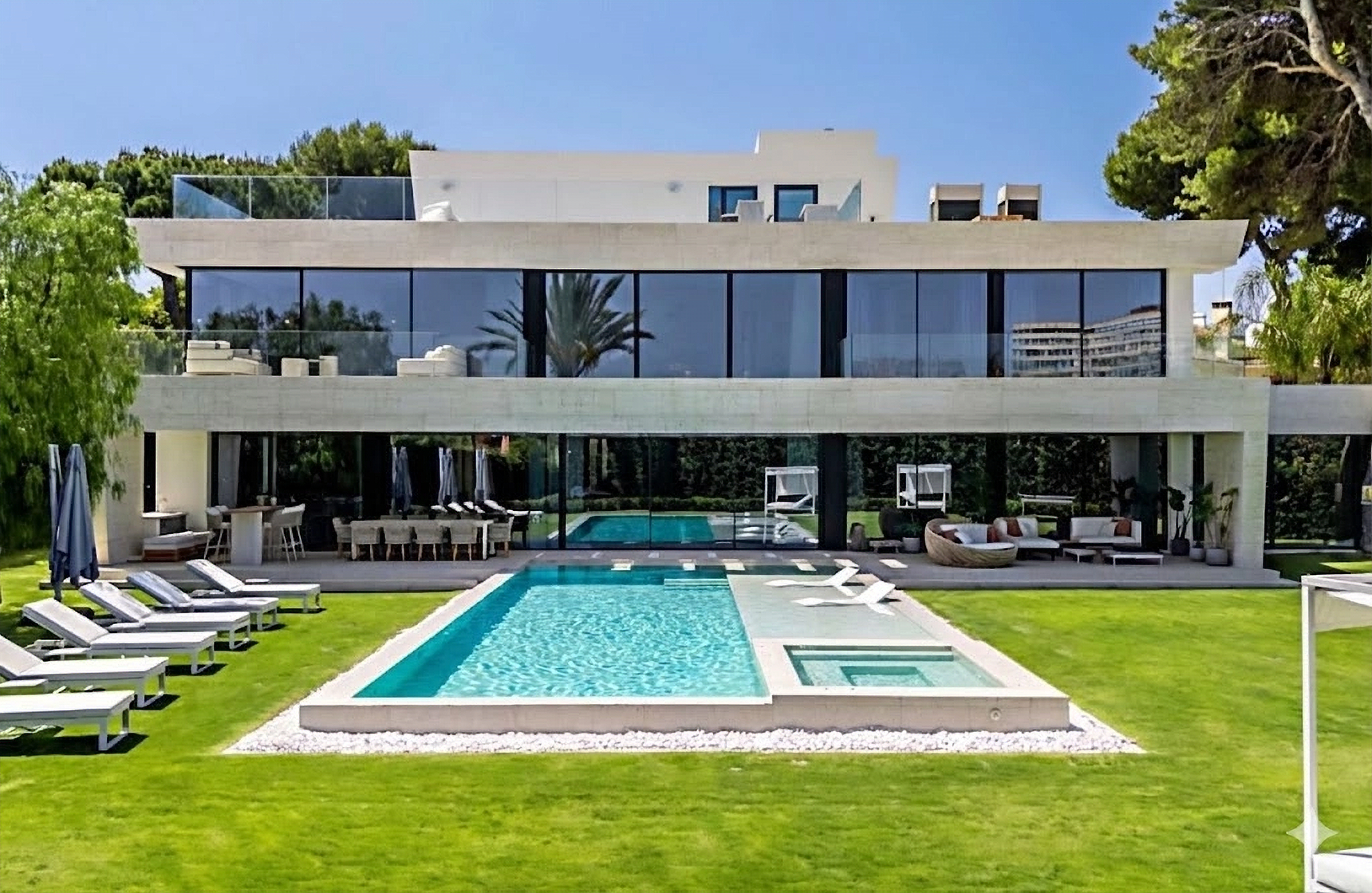 Villa moderna con piscina