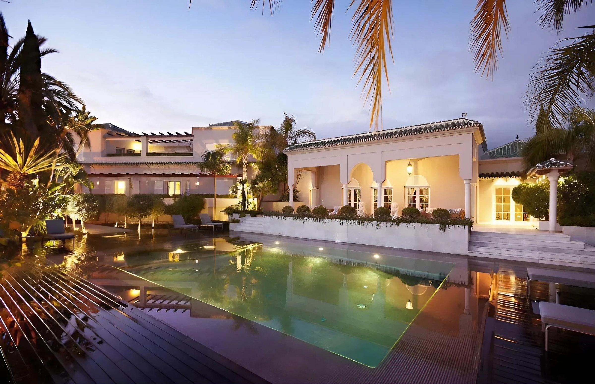 Villa de lujo nocturna