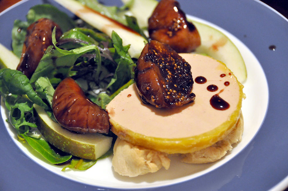 photo d'un repas : foie gras et salade