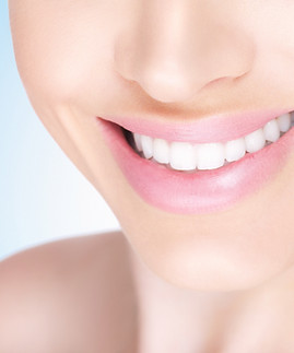 Mujer sonrisa con dientes blancos