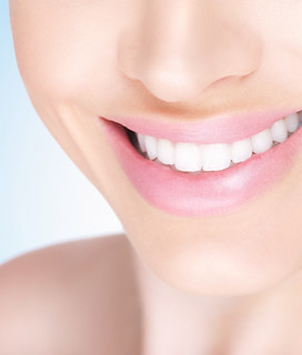 Femminile sorriso a trentadue denti bianco