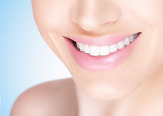 Mujer sonrisa con dientes blancos