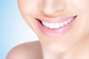 Femminile sorriso a trentadue denti bian
