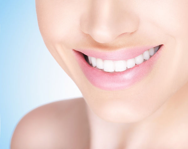 Mujer sonrisa con dientes blancos