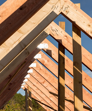 Construction de charpente en bois, vue rapprochée, conception de toiture. Jfp Renovation