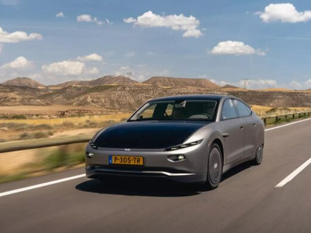 Este elegante automóvil solar recorre 600 millas con una carga