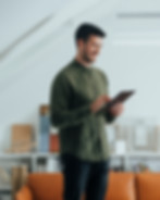 Kunde mit Tablet freut sich über optimiertes Marketing durch Marketingtools und KI