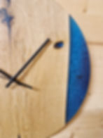 Horloge murale en bois et résine Epoxy