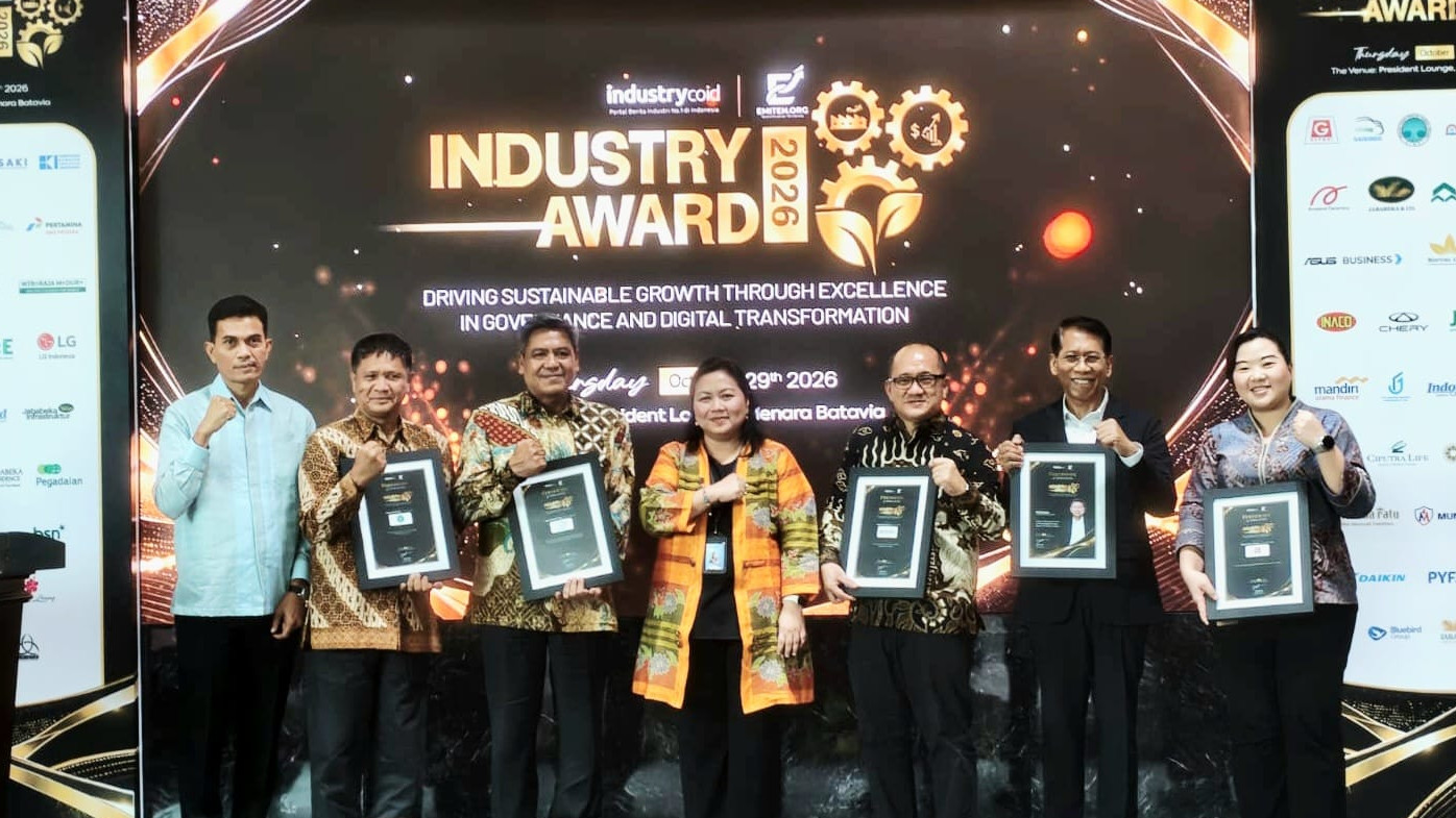 Penyerahan piagam penghargaan Tokoh Industri 2026 kepada Ketua Umum HIMKI Abdul Sobur