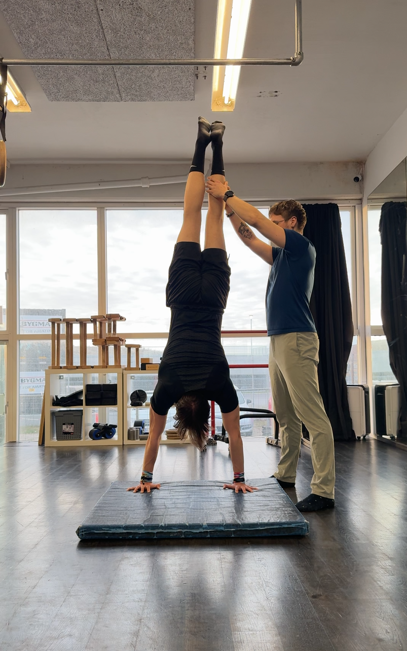 Handstand med personlig træner Mathias Gjelstrup