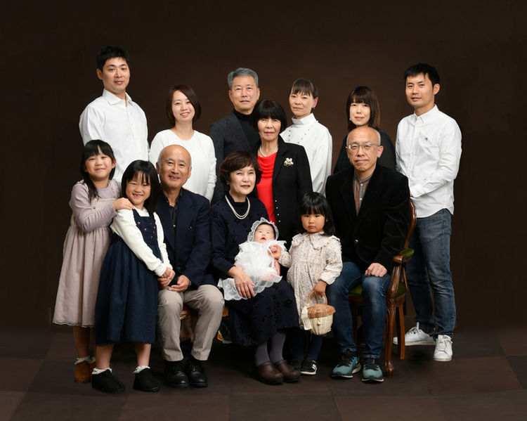 親族含め14名で撮影した家族写真。